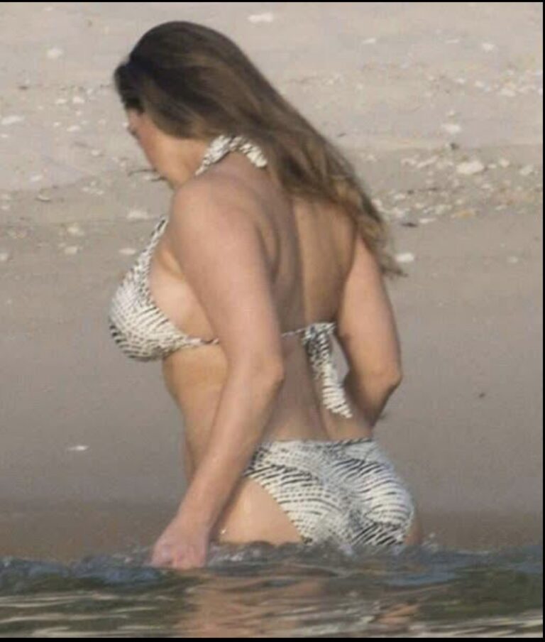 Science confirms Kelly Brook, 45, has the perfect body proportions