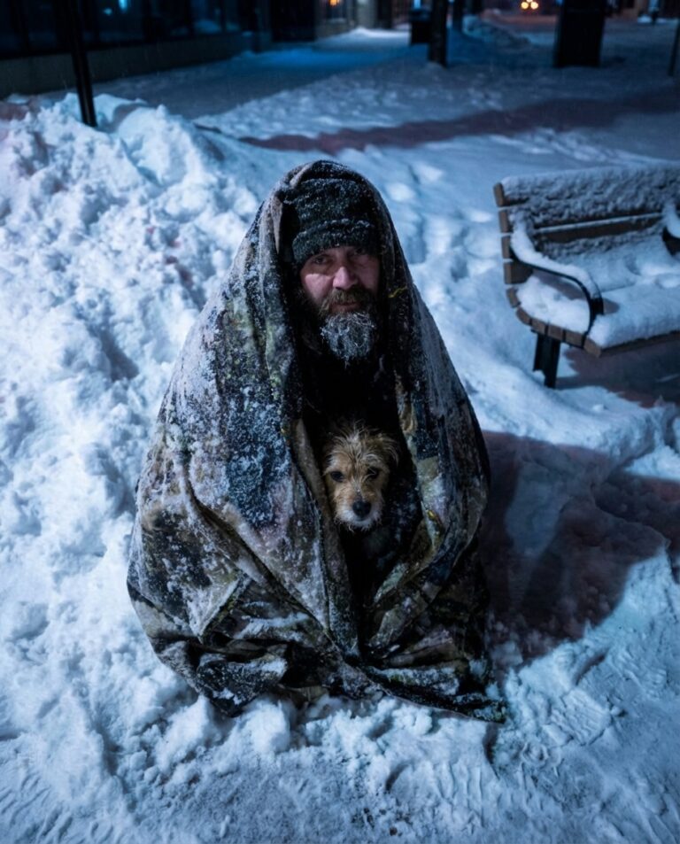 I Helped a Stranger on a Cold Night — Then He Handed Me a Note I’ll Never Forget